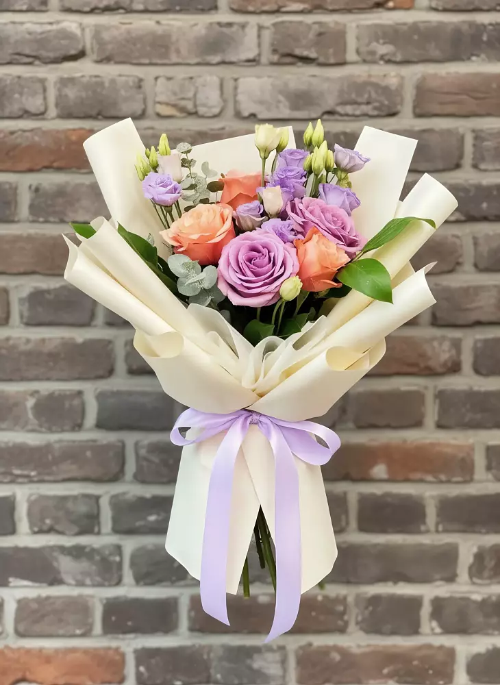 Букет цветов из: Лизиантусы и Розы в Ольховатке