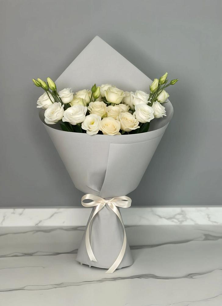 Букет цветов из: Розы и Лизиантусы в Ольховатке