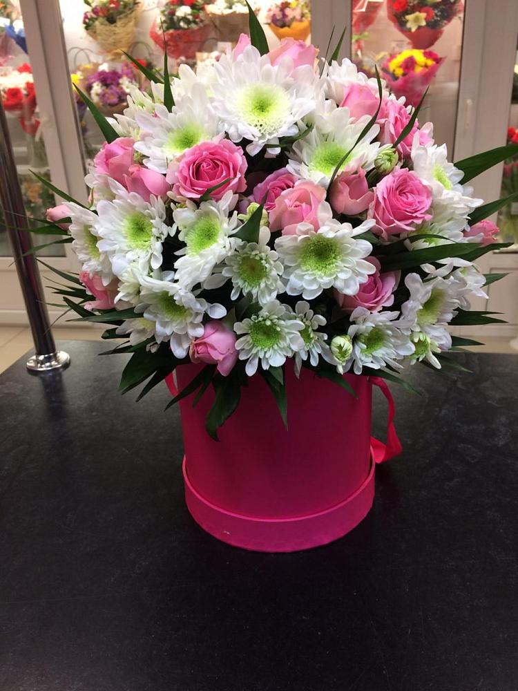 Цветочная композиция из Розы и Хризантемы в шляпной коробке в Ольховатке