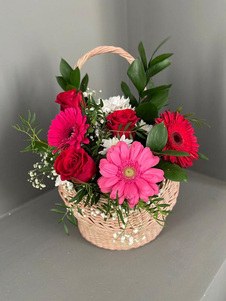 Цветочная композиция из Розы, Хризантемы и Герберы в корзине в Ольховатке
