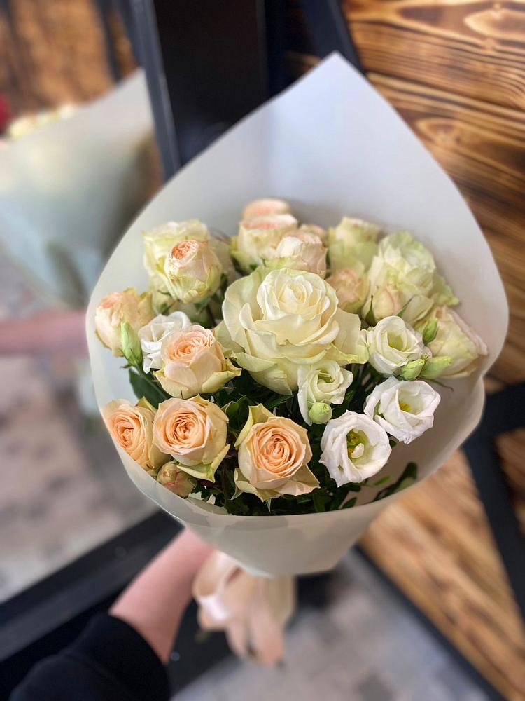 Букет цветов из: Розы и Лизиантусы в Ольховатке